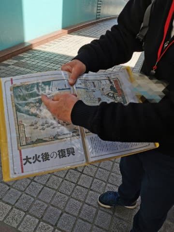 説明するガイドさん