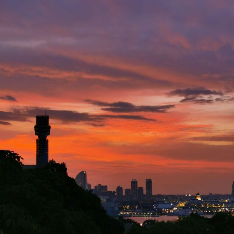 夕暮れの横浜港~港の見える丘公園からみなとみらい方面マリンタワーを望む