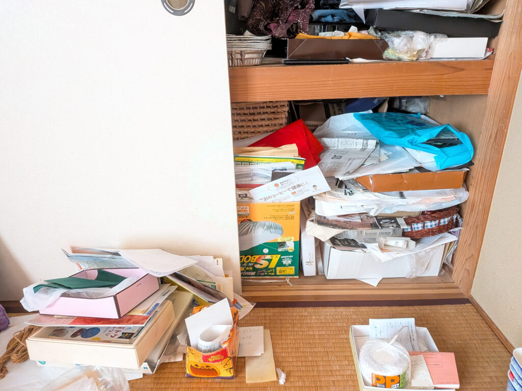 実家の押入れに積み重なった公的書類や郵便物の山(個人情報部分は加工済み)
